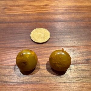 1980s Vintage Stone-Look Earrings – Amber Brown Marble Effect